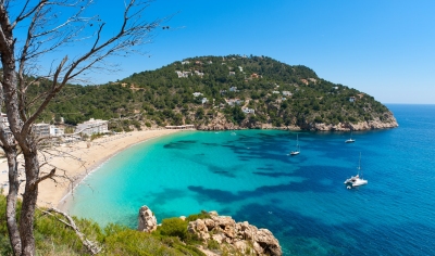 Badebucht auf Ibiza (Eric Gevaert /stock.adobe.com)  lizenziertes Stockfoto 
Infos zur Lizenz unter 'Bildquellennachweis'